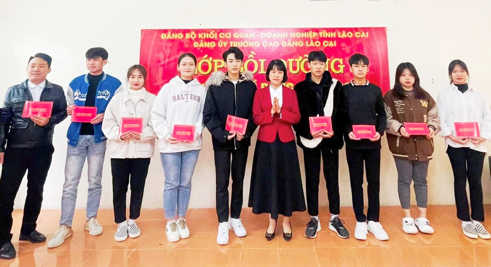 Đồng chí Nguyễn Thị Minh, Phó Bí thư Đảng ủy Khối Cơ quan - Doanh nghiệp tỉnh trao Giấy chứng nhận cho học viên.