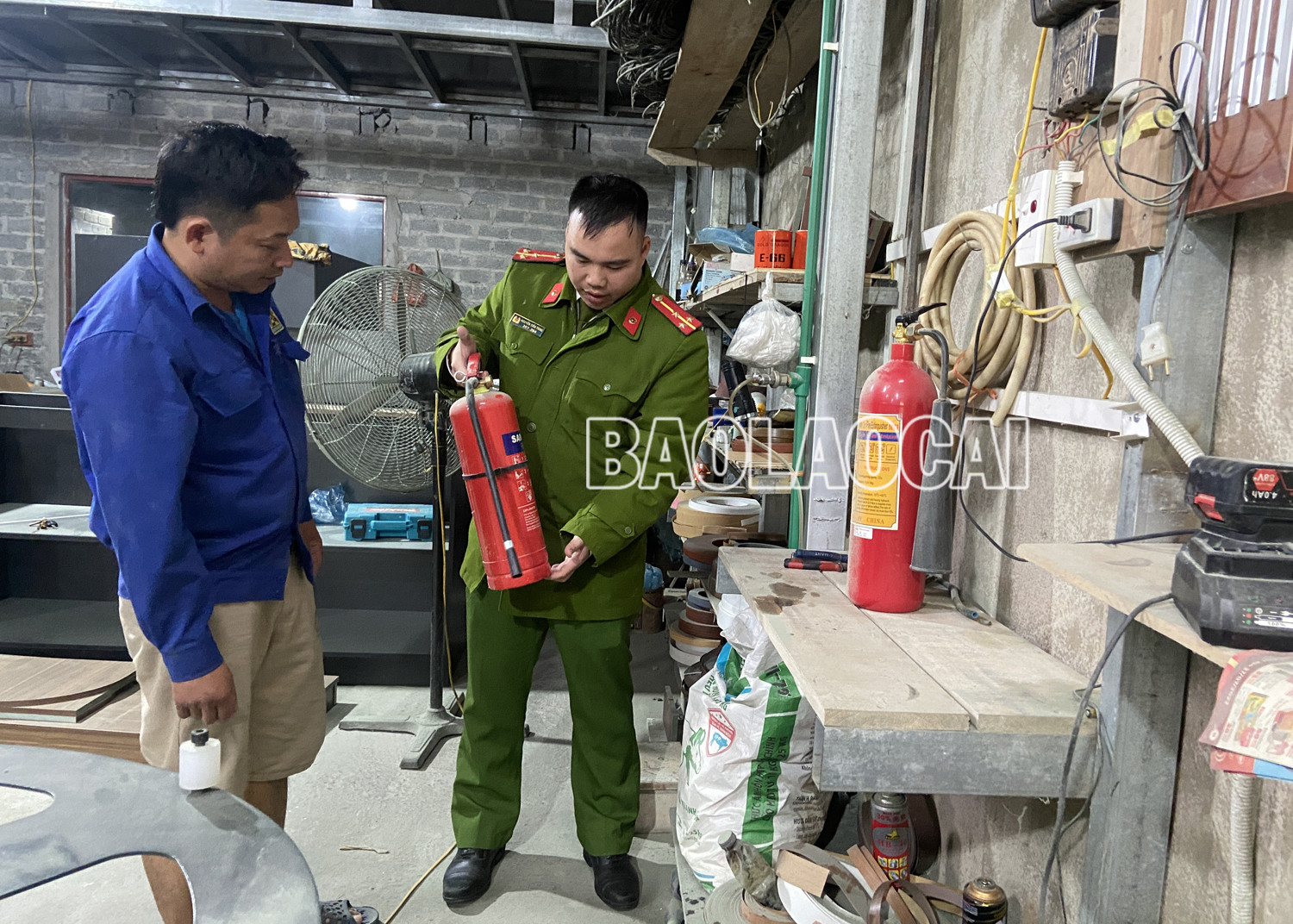 Kiểm tra an toàn phòng cháy, chữa cháy tại một cơ sở nhà ở kết hợp sản xuất, kinh doanh tại tổ 23 phường Pom Hán.