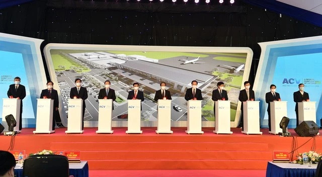 Phó Thủ tướng Lê Văn Thành và các đại biểu nhấn nút khởi công dự án.