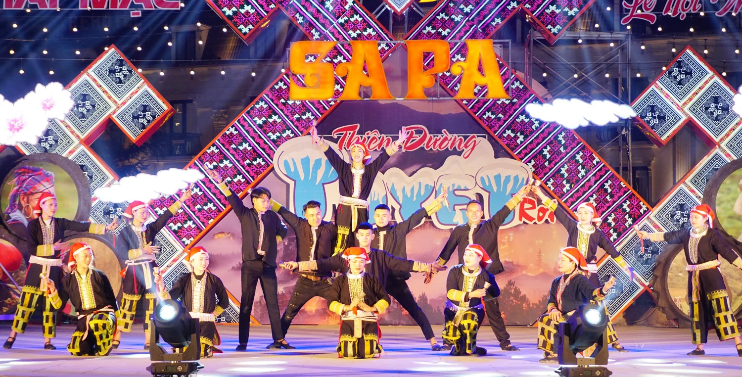 Đội văn nghệ xã Tả Phìn biểu diễn.