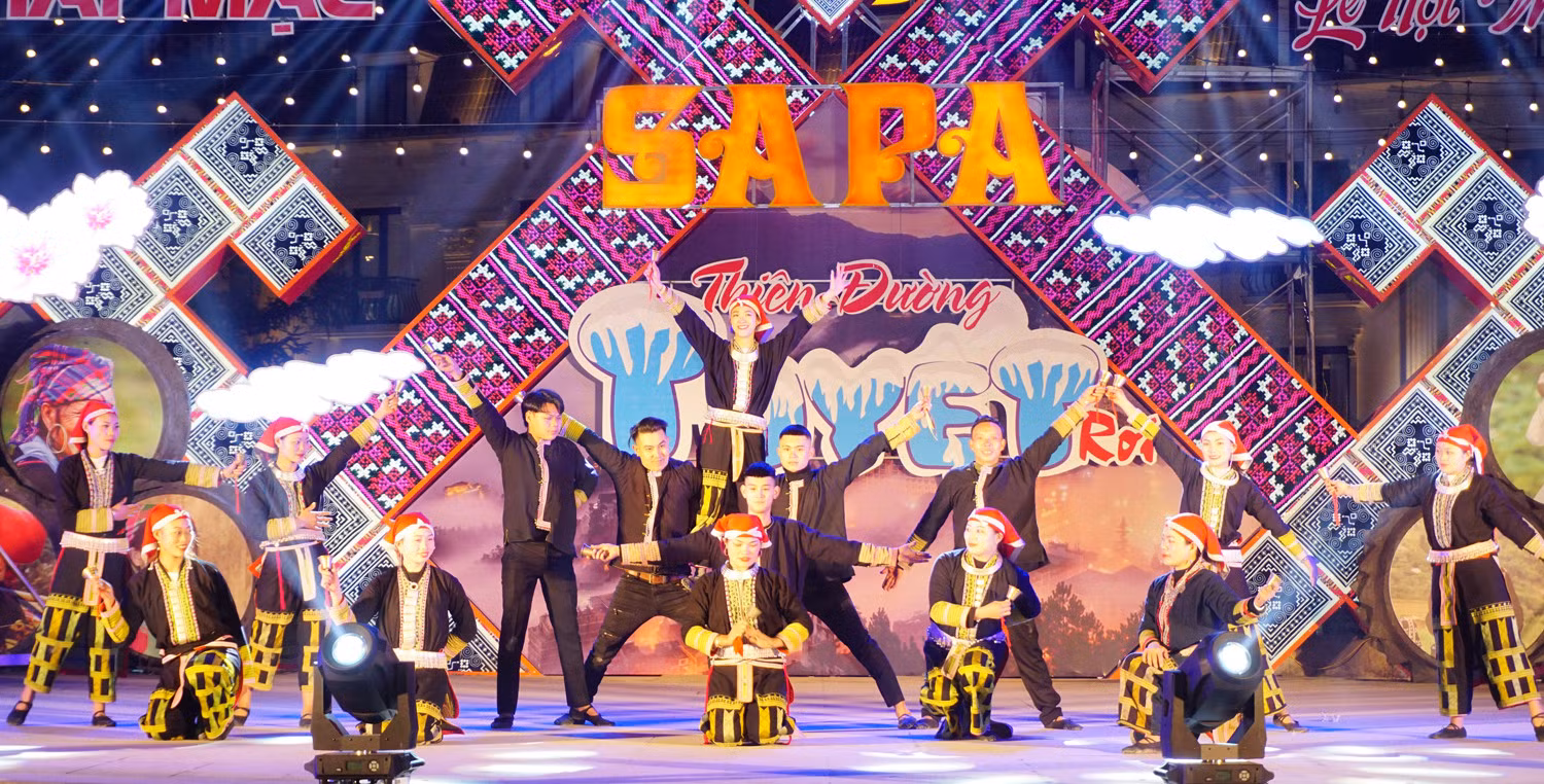 Đội văn nghệ xã Tả Phìn biểu diễn.