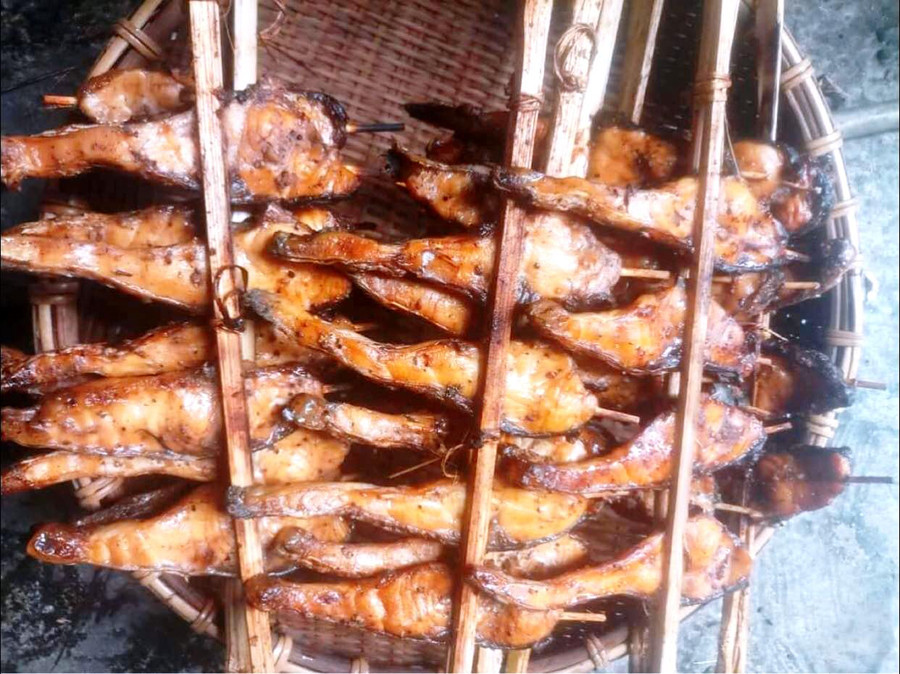 Dư vị thơm ngon và cách chế biến độc đáo của món cá nướng hai lửa níu chân du khách phương xa.