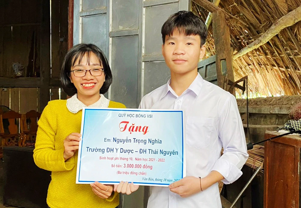 Quỹ học bổng VSI trao hỗ trợ em Nguyễn Trọng Nghĩa, sinh viên Trường Đại học Y - Dược (Đại học Thái Nguyên).