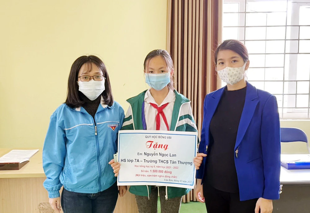 12 học sinh, sinh viên nghèo vượt khó trên địa bàn huyện Văn Bàn được hỗ trợ trong suốt quá trình học tập.