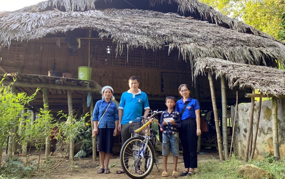 Huyện đoàn Văn Bàn triển khai mô hình “Em nuôi của Đoàn”, trao hỗ trợ cho các em có hoàn cảnh khó khăn.