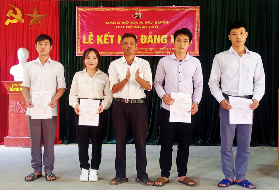 Trao quyết định kết nạp đảng viên tại các chi bộ nông thôn xã vùng cao A Mú Sung (Bát Xát). Trao quyết định kết nạp đảng viên tại các chi bộ nông thôn xã vùng cao A Mú Sung (Bát Xát).