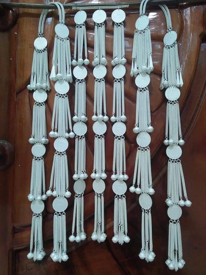Một bộ trang sức bằng bạc trắng của người Dao. Một bộ trang sức bằng bạc trắng của người Dao.