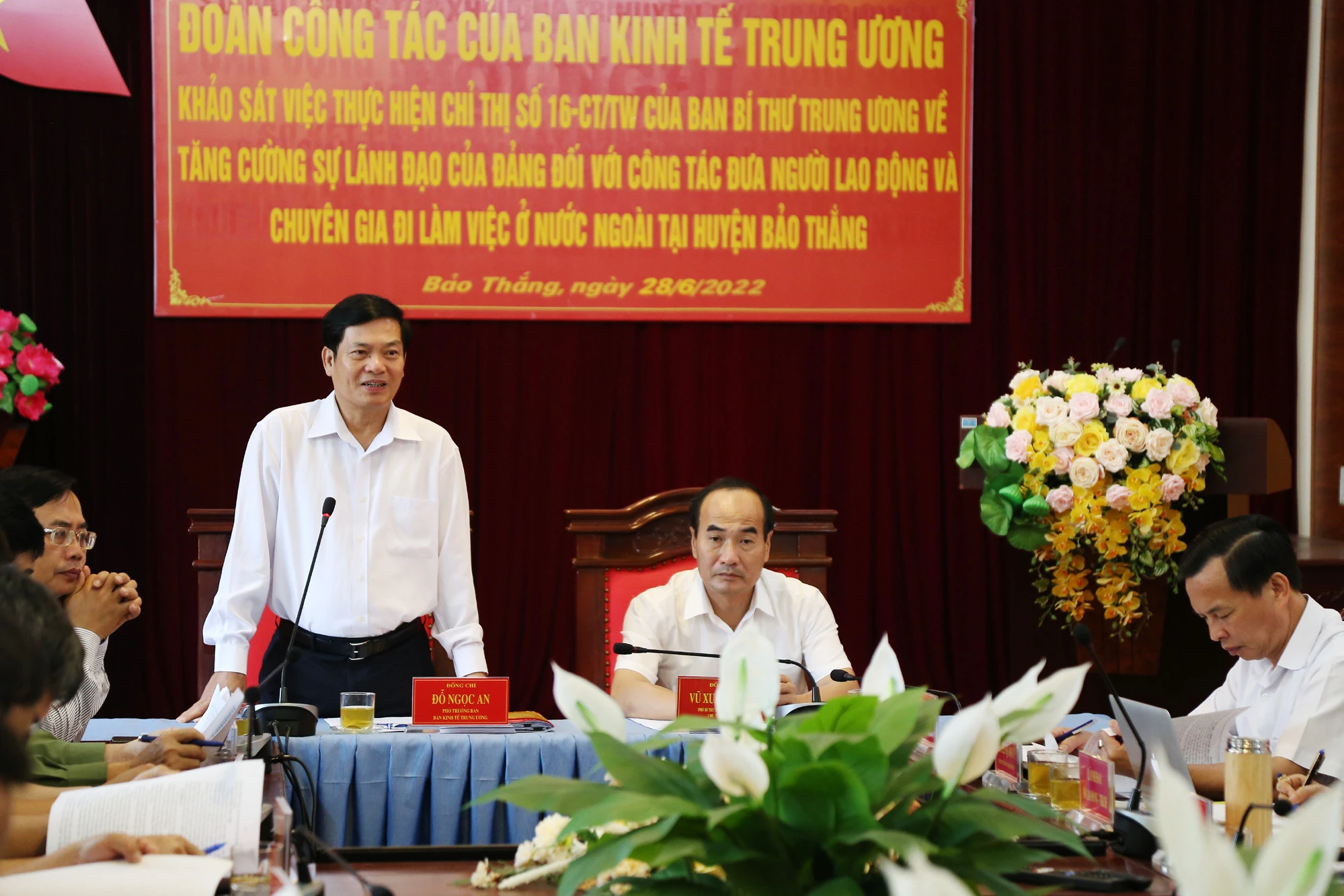 Phó Trưởng ban Kinh tế Trung ương Đỗ Ngọc An và Phó Bí thư Thường trực Tỉnh ủy Vũ Xuân Cường chủ trì buổi làm việc tại huyện Bảo Thắng.