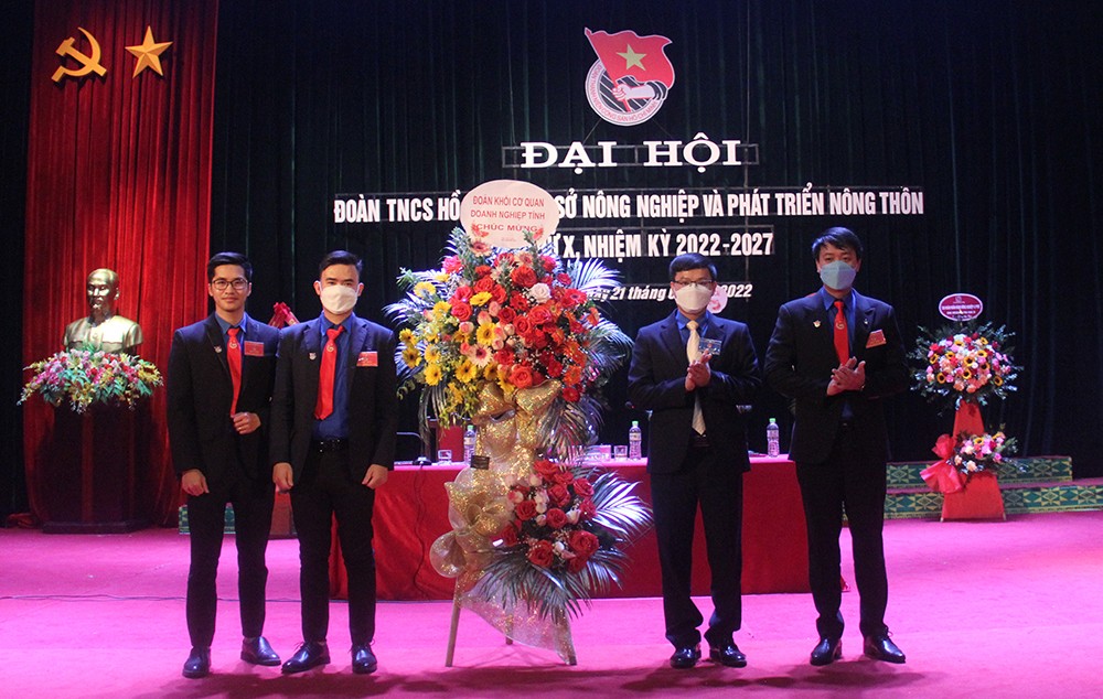 Đoàn khối Cơ quan – Doanh nghiệp tỉnh tặng lẵng hoa chúc mừng Đại hội.