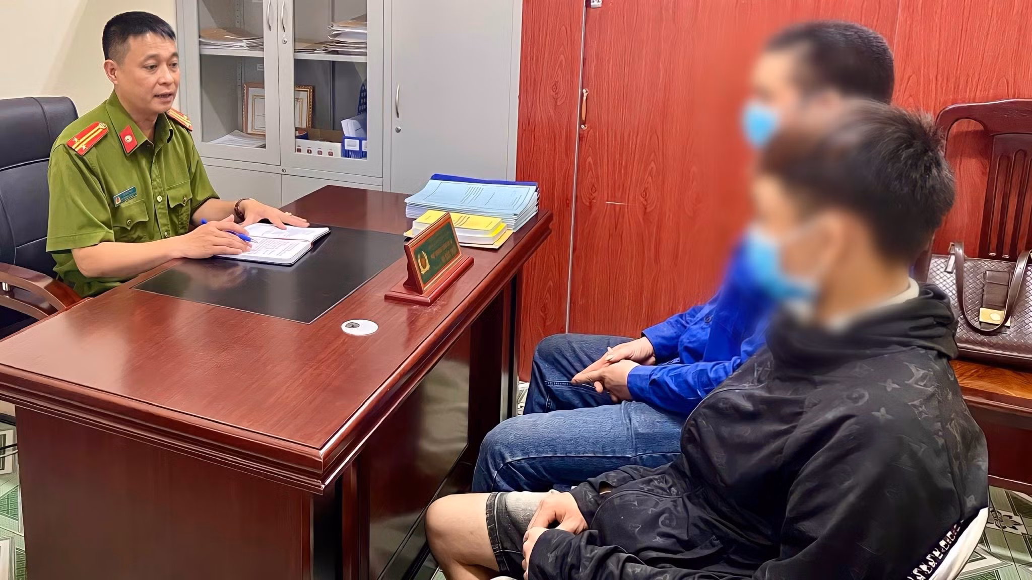 Công an xã Gia Phú, huyện Bảo Thắng thu thập thông tin từ nạn nhân.