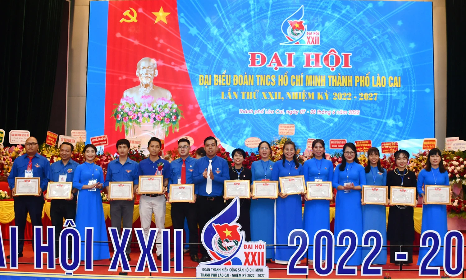 Khen thưởng các tập thể, cá nhân xuất sắc.