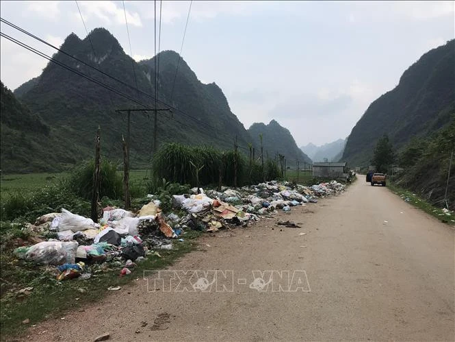 Người dân tập kết rác ngay ven đường Quốc lộ 4a thuộc địa phận xã Tổng Cọt, huyện Hà Quảng, tỉnh Cao Bằng khiến cho môi trường bị ô nhiễm nặng nề. Ảnh minh họa