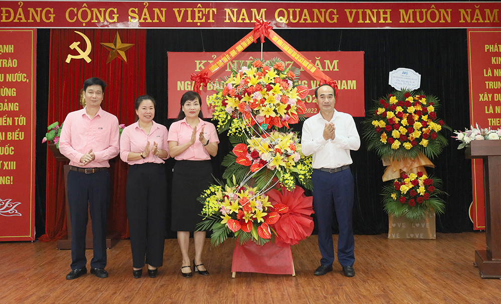 Đồng chí Vũ Xuân Cường tặng hoa chúc mừng Đài Phát thanh – Truyền hình tỉnh.