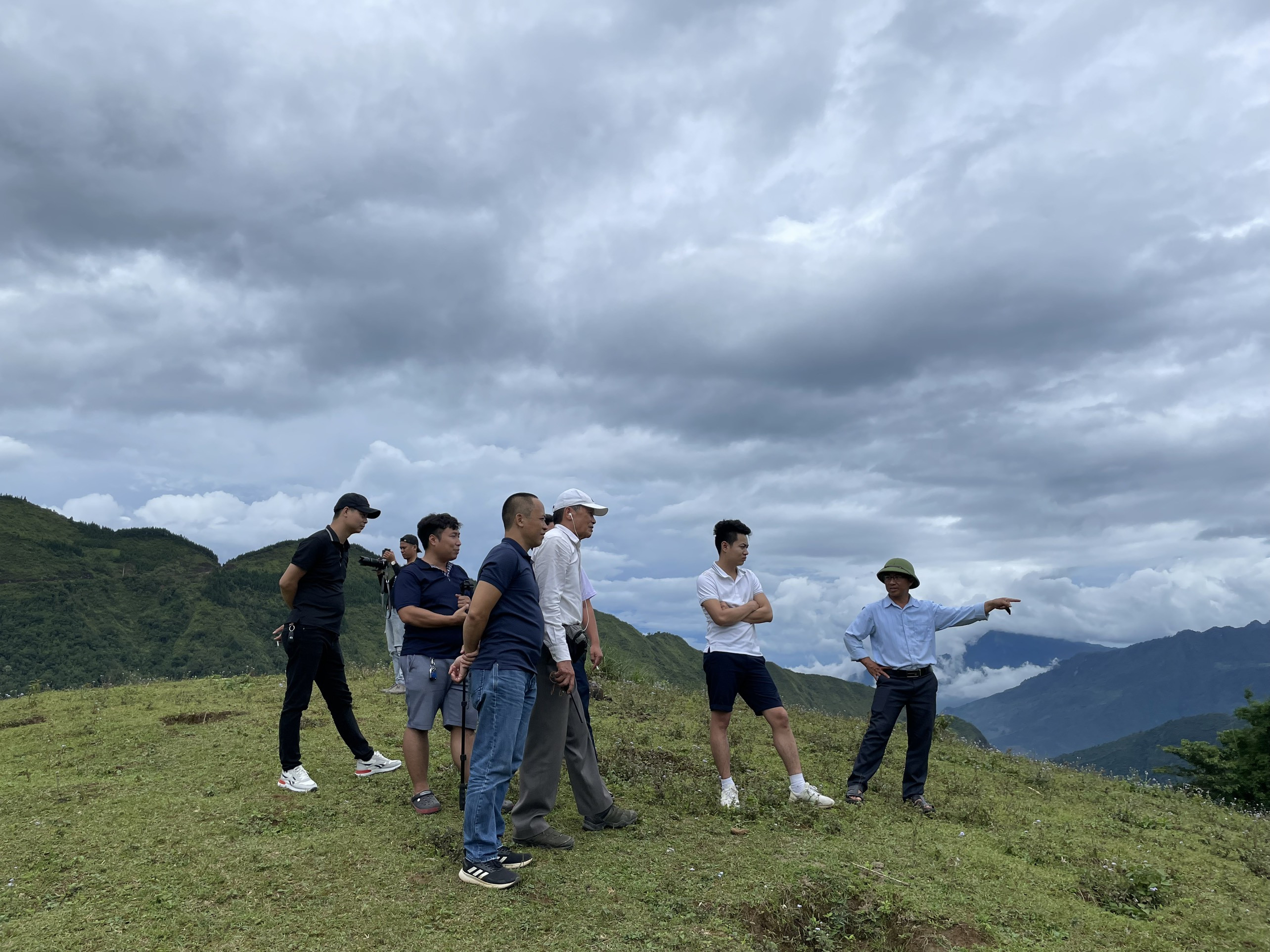 Ban tổ chức khảo sát vị trí cất cánh dù lượn. Ban tổ chức khảo sát vị trí cất cánh dù lượn.