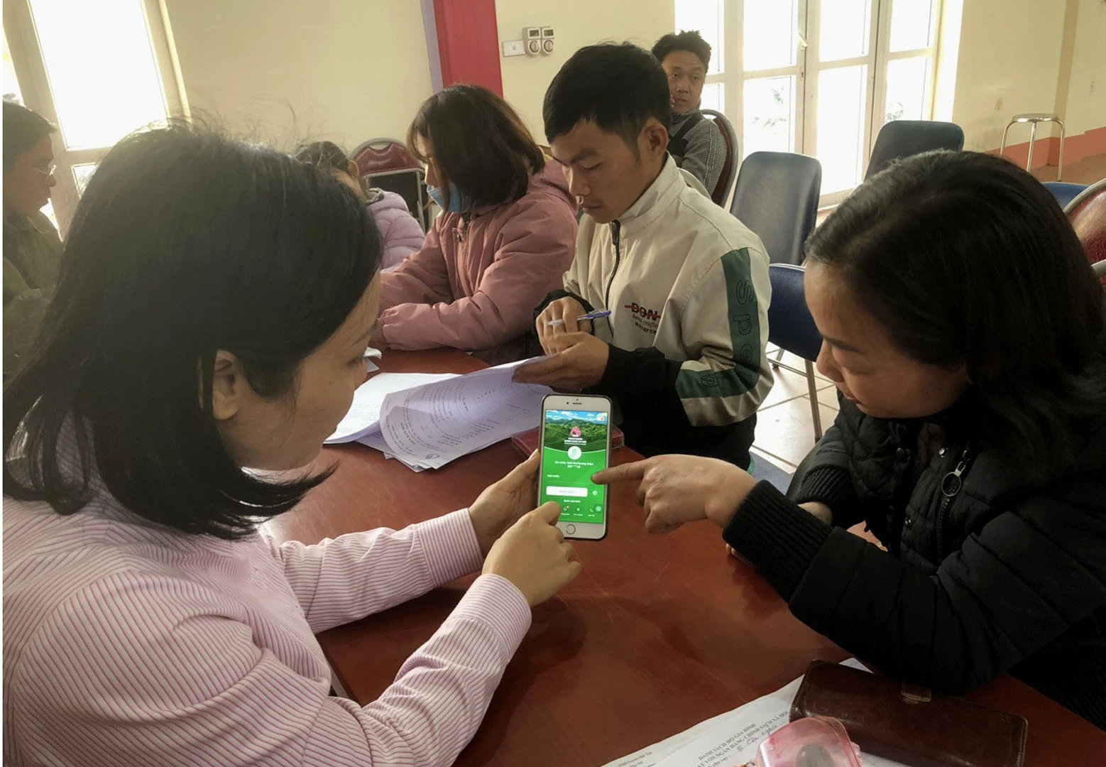 Phòng Giao dịch Ngân hàng Chính sách xã hội huyện Bát Xát triển khai dịch vụ Smart Banking ảnh 1