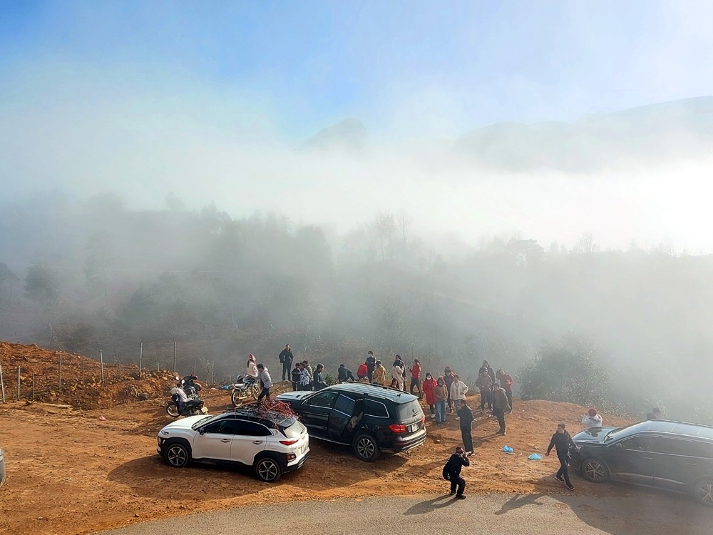 Hai ngày qua, Y Tý chìm trong sương mù, nhưng hoa đào bung nở rực rỡ và khung cảnh mờ ảo vẫn hấp dẫn du khách đến với vùng đất này. Nhiều đoàn du khách từ các tỉnh miền xuôi lên Y Tý du lịch, thích thú dừng xe bên đường để trải nghiệm cảnh mây bay. Các bạn trẻ chụp ảnh lưu niệm trong những ngày đầu xuân tại Y Tý. Nhiều homestay ở Y Tý đã chật kín du khách trong ngày mùng 4 Tết. Dịp tết Nguyên đán cũng là thời điểm nhiều bạn trẻ, gia đình đồng bào Mông đến “sân bay” Phìn Hồ chơi Tết, du xuân. Do tình hình dịch bệnh Covid -19 diễn biến phức tạp, nên chính quyền xã Y Tý cắm biển không tụ tập đông người và cử lực lượng công an, dân quân trực tại các lối vào “sân bay” Phìn Hồ. Du khách lên Y Tý thích thú chụp ảnh cùng những cô sơn nữ Hà Nhì trang phục rực rỡ. Đón Tết và du xuân ở "thiên đường mây" Y Tý để lại nhiều kỷ niệm đẹp với du khách bốn phương.