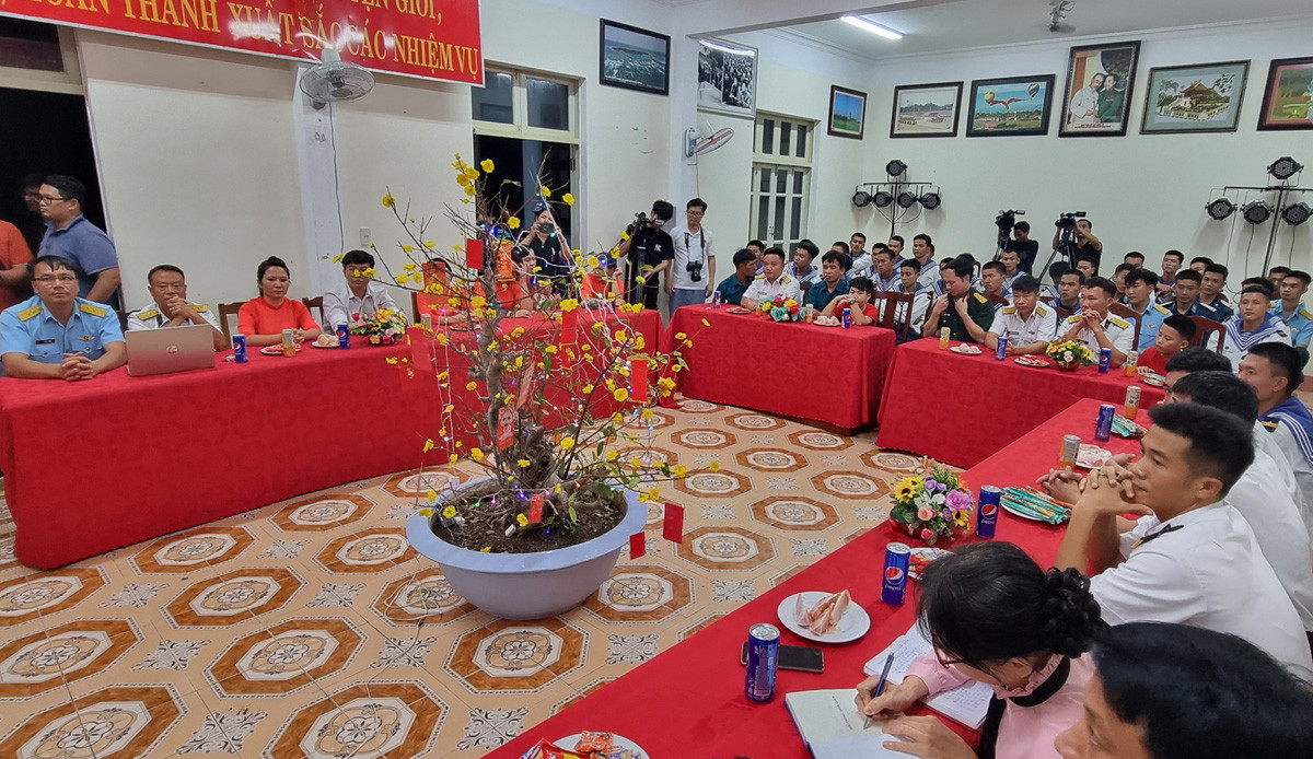 Đoàn công tác Lữ đoàn 146, Vùng 4 Hải quân và đại diện các cơ quan báo chí giao lưu với cán bộ, chiến sỹ và Nhân dân đảo Song Tử Tây. Học sinh Trường Tiểu học xã Song Tử Tây giao lưu với đoàn công tác. Tiết mục văn nghệ do quân và dân Song Tử Tây biểu diễn. Chiến sỹ đảo Song Tử Tây biểu diễn võ thuật.