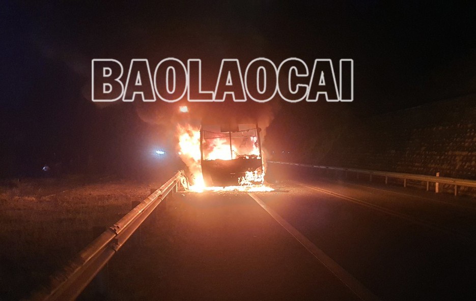 Chiếc xe khách bị cháy tại km 201+ 500, đường cao tốc Nội Bài – Lào Cai, thuộc địa phận xã Tân Thượng, huyện Văn Bàn. Chiếc xe khách bị cháy tại km 201+ 500, đường cao tốc Nội Bài – Lào Cai, thuộc địa phận xã Tân Thượng, huyện Văn Bàn.