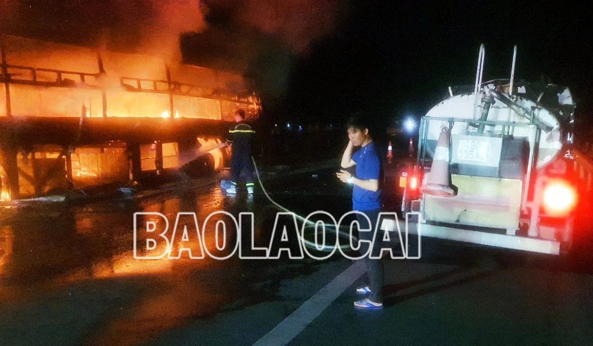 Chiến sỹ Đội Cảnh sát Phòng cháy chữa cháy và Cứu hộ cứu nạn, Công an huyện Bảo Thắng tham gia chữa cháy. Chiến sỹ Đội Cảnh sát Phòng cháy chữa cháy và Cứu hộ cứu nạn, Công an huyện Bảo Thắng tham gia chữa cháy.