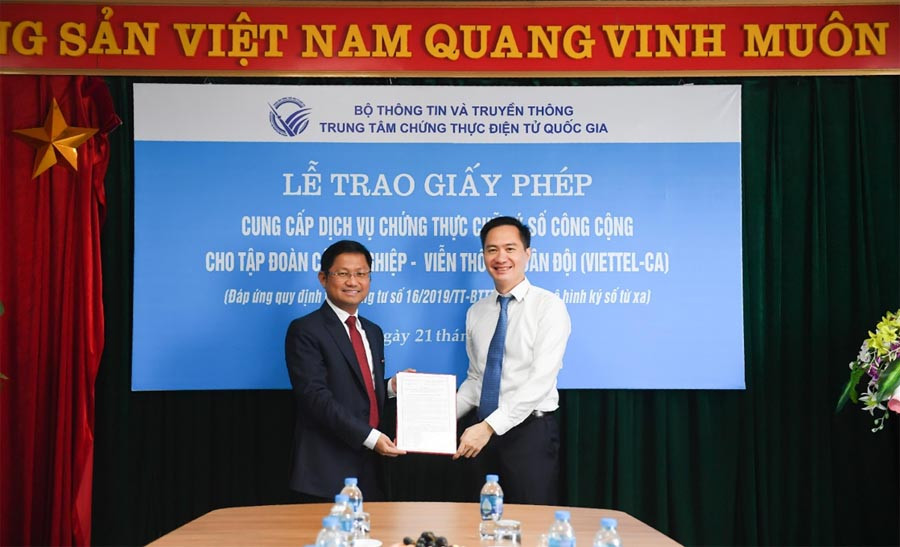 Ông Phan Hoàng Việt-Phó Tổng Giám đốc Viettel Telecom nhận giấy phép cung cấp dịch vụ chứng thực chữ ký số công cộng theo mô hình ký số từ xa. Ông Phan Hoàng Việt-Phó Tổng Giám đốc Viettel Telecom nhận giấy phép cung cấp dịch vụ chứng thực chữ ký số công cộng theo mô hình ký số từ xa.