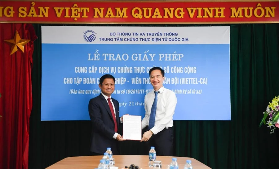 Ông Phan Hoàng Việt-Phó Tổng Giám đốc Viettel Telecom nhận giấy phép cung cấp dịch vụ chứng thực chữ ký số công cộng theo mô hình ký số từ xa.