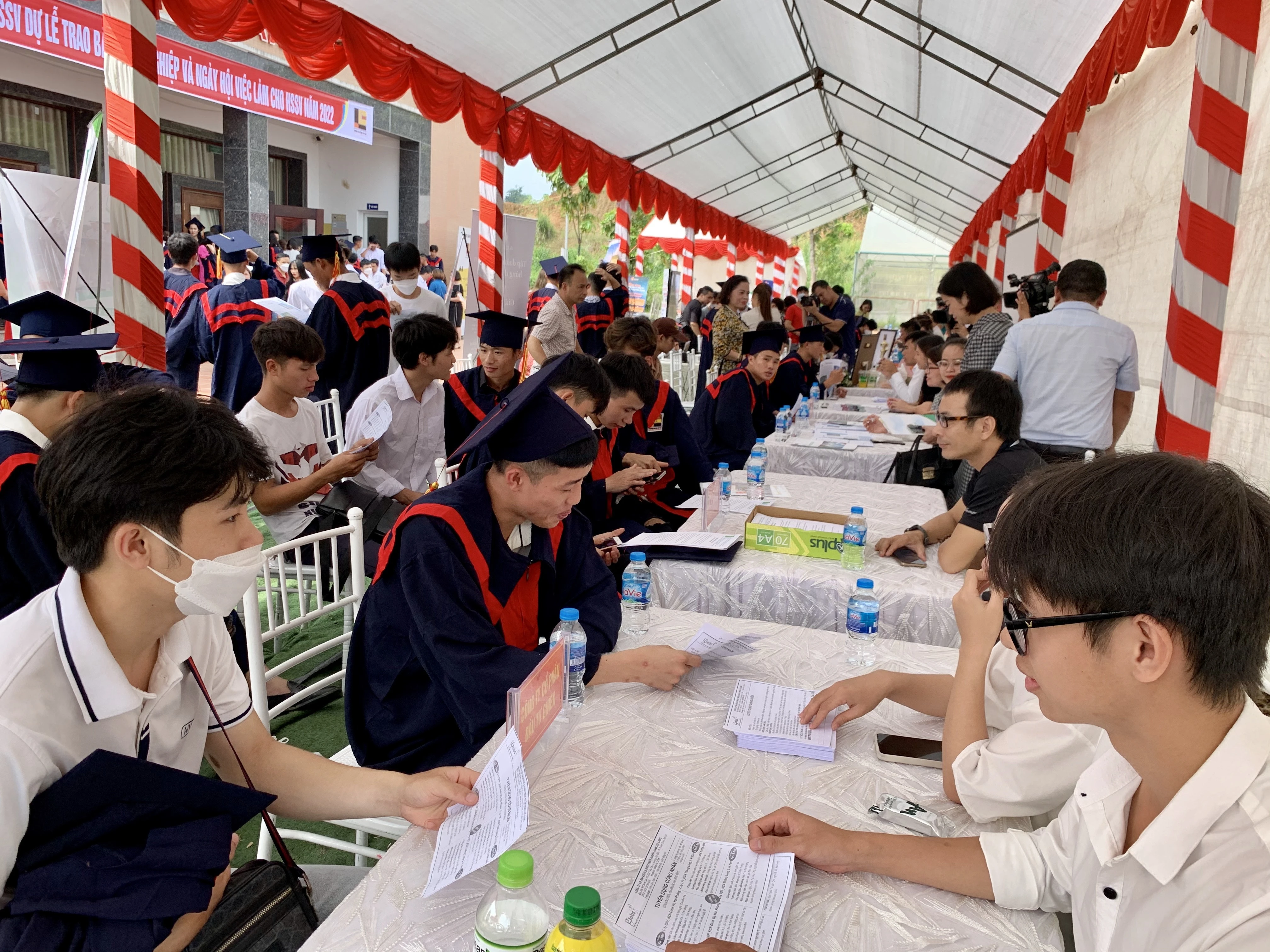 Trường Cao đẳng Lào Cai trao bằng tốt nghiệp cho gần 600 học sinh, sinh viên ảnh 5 Trường Cao đẳng Lào Cai trao bằng tốt nghiệp cho gần 600 học sinh, sinh viên ảnh 5