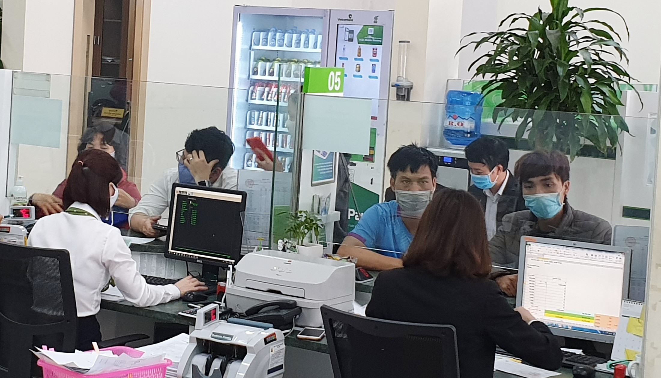 Ngành thuế của tỉnh thực hiện chuyển đổi số để giải quyết thủ tục hành chính. Ngành thuế của tỉnh thực hiện chuyển đổi số để giải quyết thủ tục hành chính.