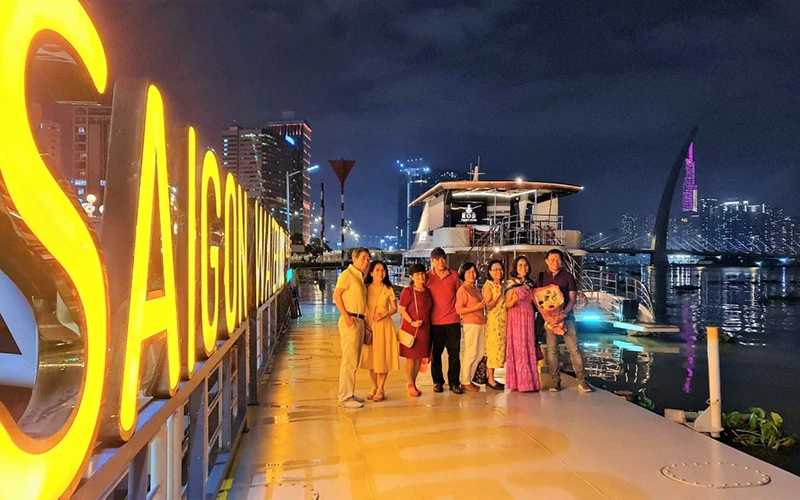 Khách tham gia tour du lịch bằng du thuyền trên sông Sài Gòn.