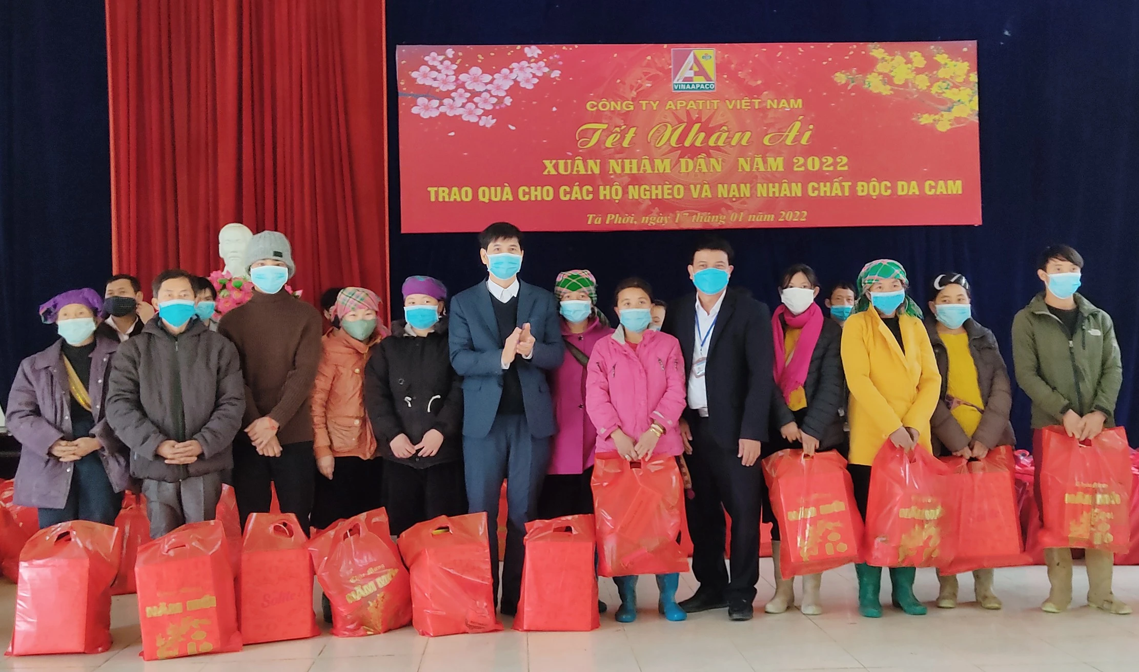 Công ty TNHH Một thành viên Apatit Việt Nam trao tặng quà Tết cho 110 hộ dân xã Tả Phời ảnh 1