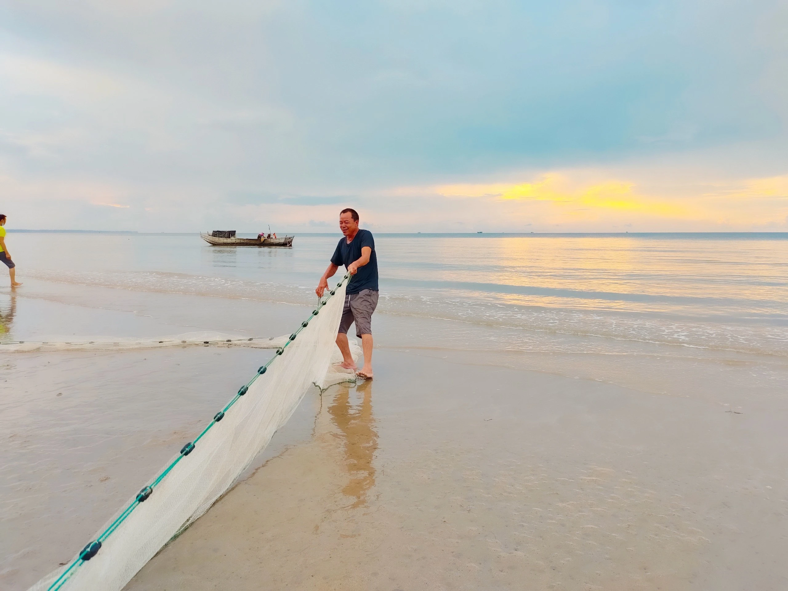 Một ngày làm ngư dân ở biển xanh Móng Cái: Săn hải sản ăn liền, đạp xe giữa hàng dương ảnh 8