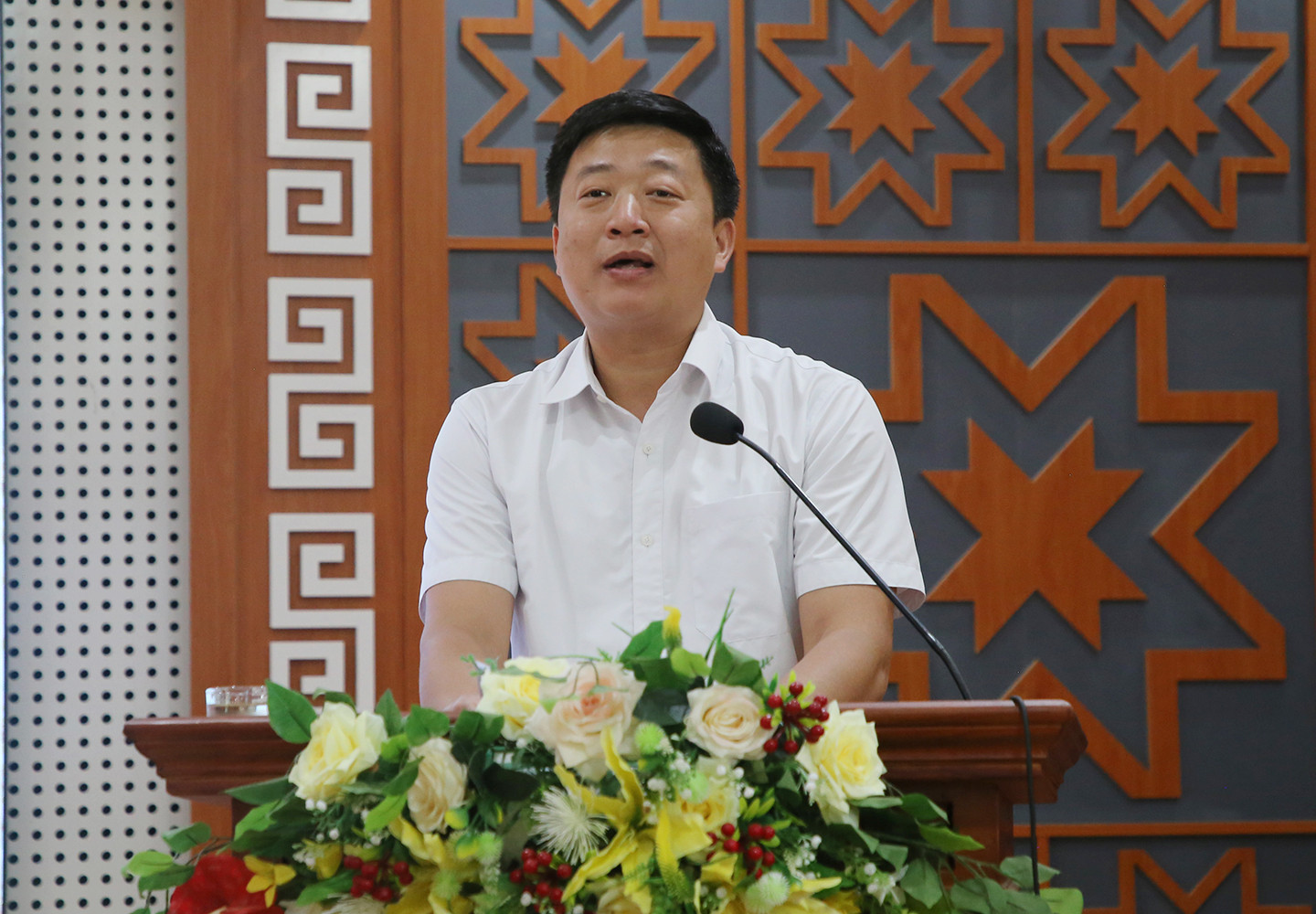 Đại biểu tham luận tại hội nghị.