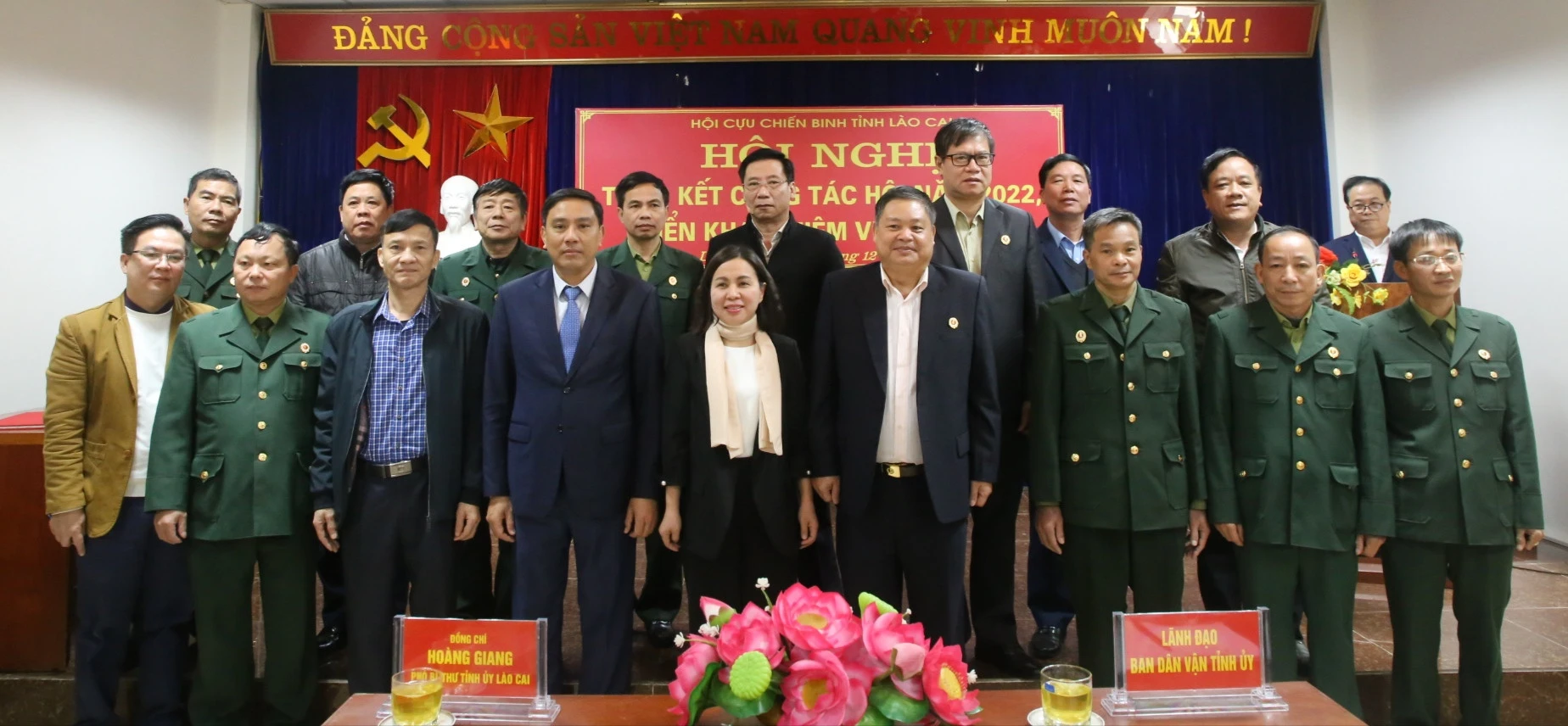 Các đại biểu chụp ảnh lưu niệm với lãnh đạo tỉnh.
