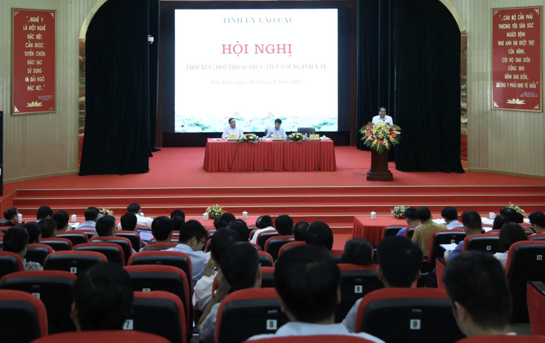 Thường trực Tỉnh ủy tiếp xúc, đối thoại trực tiếp với ngành y tế ảnh 1