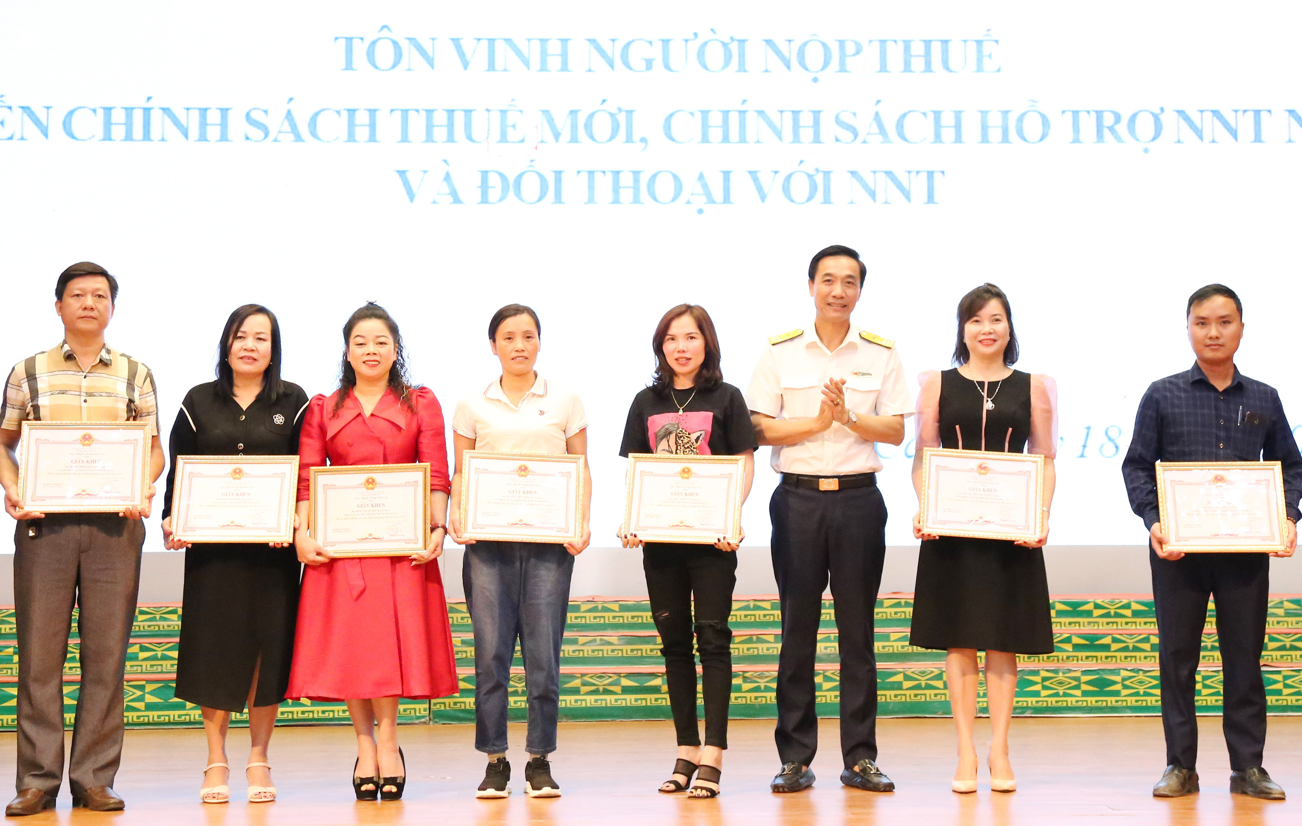 Trao Bằng khen của Bộ Tài chính cho Công ty TNHH Phốt pho vàng Việt Nam. Trao Giấy khen của Tổng cục Thuế cho Công ty TNHH Cao Minh, Ngân hàng Thương mại Cổ phần Liên Việt Chi nhánh Lào Cai. Trao Giấy khen của Cục Thuế tỉnh Lào Cai cho 21 doanh nghiệp. Trao Giấy khen của Cục Thuế tỉnh Lào Cai cho 8 hộ kinh doanh tiêu biểu. Trao Bằng khen của Bộ Tài chính cho Công ty TNHH Phốt pho vàng Việt Nam. Trao Giấy khen của Tổng cục Thuế cho Công ty TNHH Cao Minh, Ngân hàng Thương mại Cổ phần Liên Việt Chi nhánh Lào Cai. Trao Giấy khen của Cục Thuế tỉnh Lào Cai cho 21 doanh nghiệp. Trao Giấy khen của Cục Thuế tỉnh Lào Cai cho 8 hộ kinh doanh tiêu biểu.