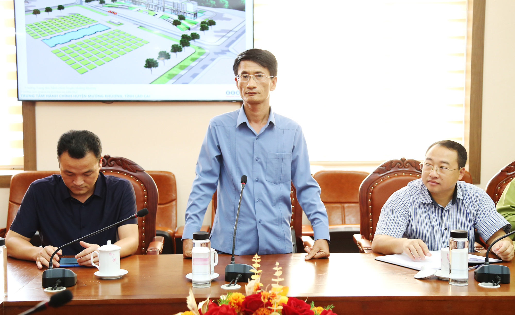 Lãnh đạo huyện Mường Khương đề xuất với Chủ tịch UBND tỉnh nội dung quy hoạch, sắp xếp dân cư và đầu tư cơ sở hạ tầng trên địa bàn huyện.