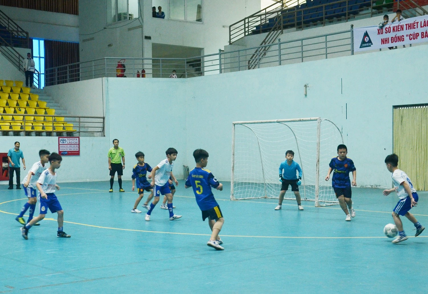 Trong hiệp thi đấu thứ 2, đội bóng Trung tâm hoạt động thanh thiếu nhi tỉnh liên tiếp áp sát khung thành của đội Trường Tiểu học Bắc Cường.