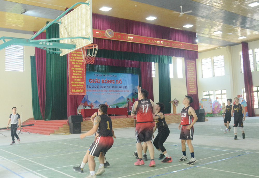 Hai đội bóng Câu lạc bộ Cam Ngọt và đội Câu lạc bộ LCB bám sát từng điểm trong trận chung kết.