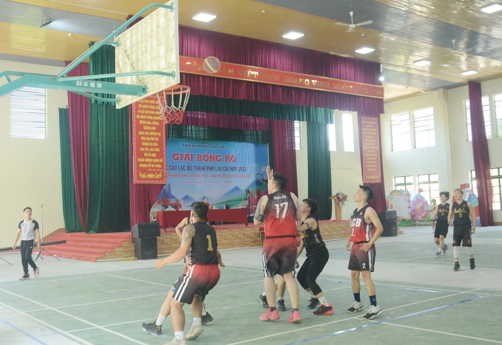 Hai đội bóng Câu lạc bộ Cam Ngọt và đội Câu lạc bộ LCB bám sát từng điểm trong trận chung kết. Hai đội bóng Câu lạc bộ Cam Ngọt và đội Câu lạc bộ LCB bám sát từng điểm trong trận chung kết.