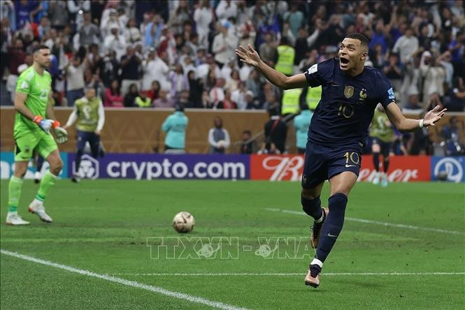 Tiền đạo Pháp Mbappe ăn mừng bàn thắng cân bằng tỷ số 3-3 từ chấm phạt đền. Tiền đạo Pháp Mbappe ăn mừng bàn thắng cân bằng tỷ số 3-3 từ chấm phạt đền.