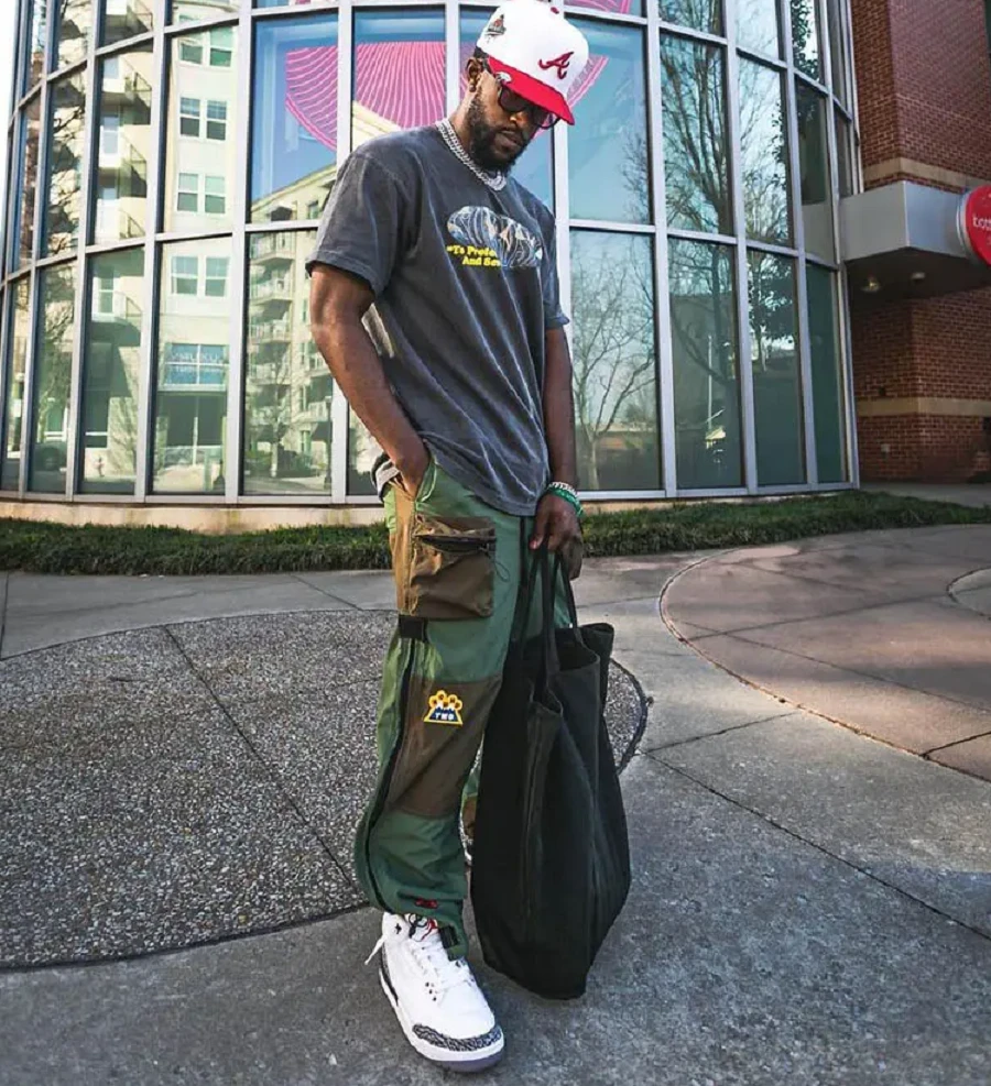 Kết hợp giày Jordan 3 với quần kaki túi hộp cũng là một item thú vị giúp bạn trông thật phong cách và nổi bật.