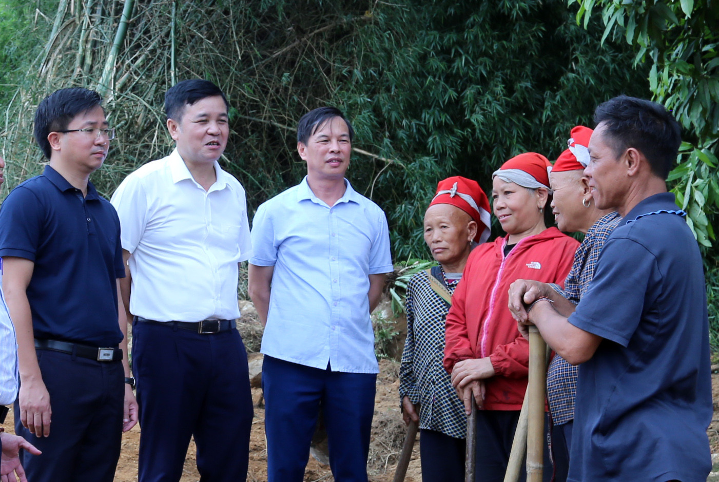 Lãnh đạo huyện Bảo Thắng trò chuyện với người dân vùng cao thị trấn Tằng Loỏng.