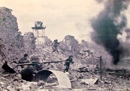 Sư đoàn 5 tiến công Chi khu Lộc Ninh năm 1972. Ảnh tư liệu