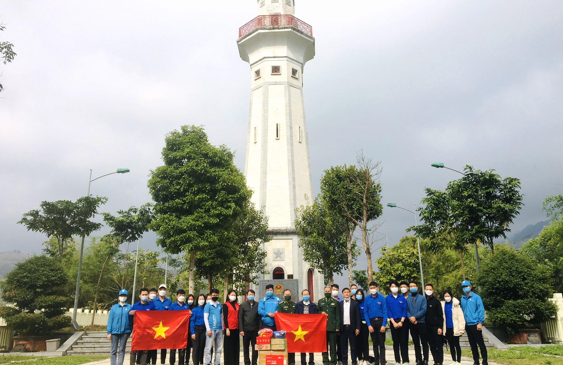 Tặng quà cán bộ, chiến sĩ Tổ công tác biên phòng Lũng Pô. Tặng quà cán bộ, chiến sĩ Tổ công tác biên phòng Lũng Pô.