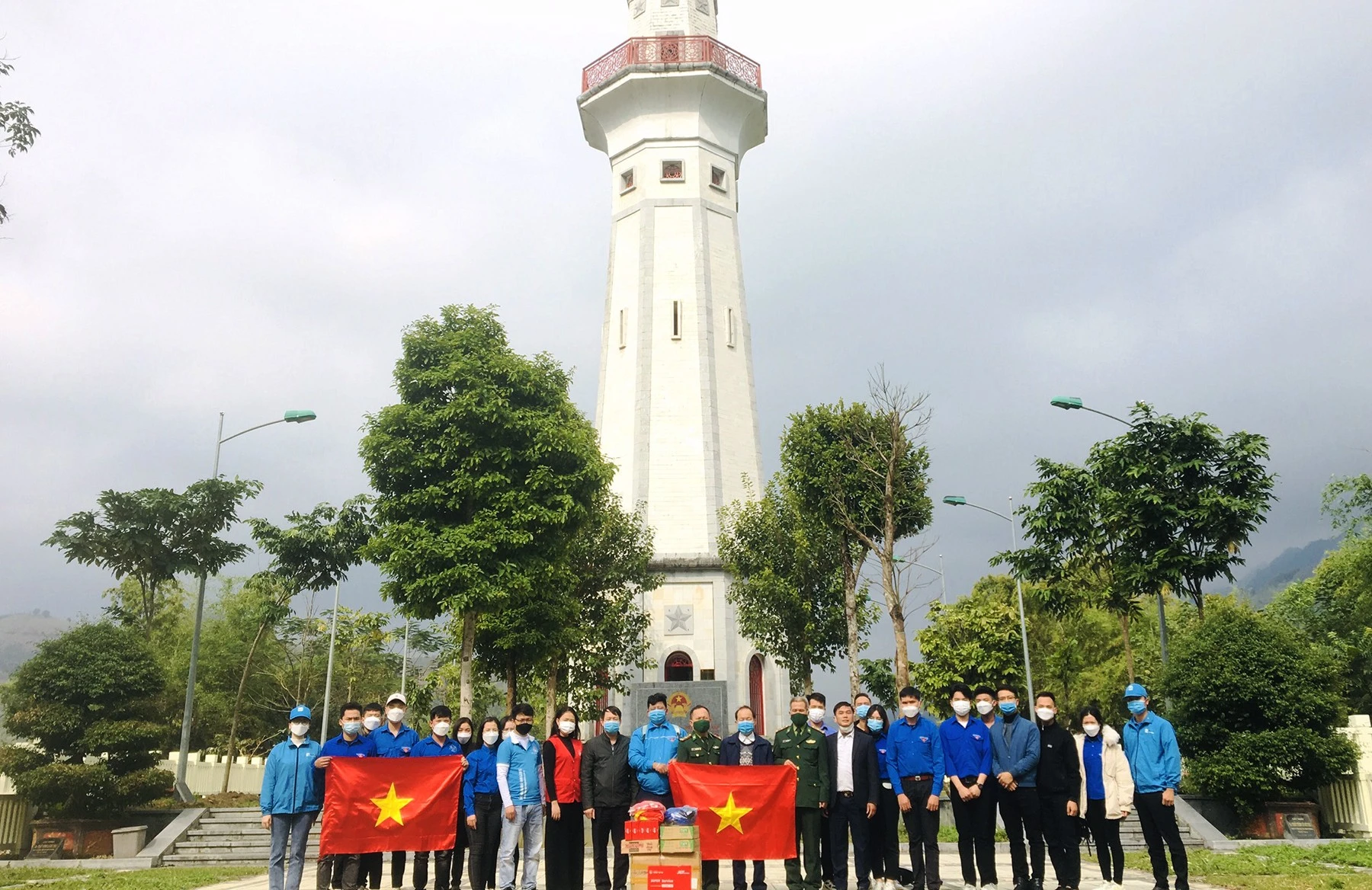 Tặng quà cán bộ, chiến sĩ Tổ công tác biên phòng Lũng Pô.