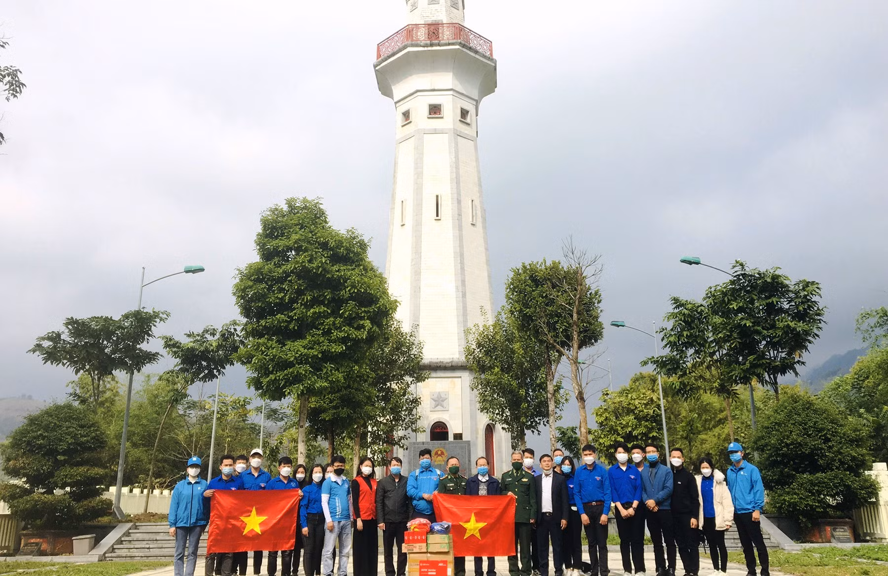 Tặng quà cán bộ, chiến sĩ Tổ công tác biên phòng Lũng Pô.