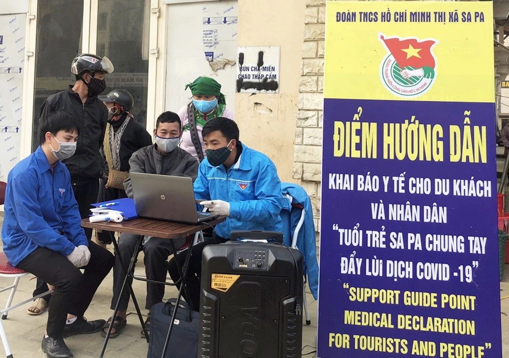 Thị đoàn Sa Pa hướng dẫn người dân khai báo y tế điện tử và cài đặt các tiện ích số về lĩnh vực y tế.