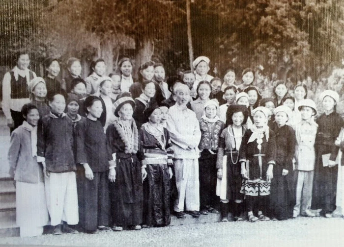 Sinh thời, Chủ tịch Hồ Chí Minh luôn nhấn mạnh bài học về đại đoàn kết toàn dân. (Trong ảnh: Chủ tịch Hồ Chí Minh chụp ảnh cùng các đại biểu phụ nữ các dân tộc Lào Cai tại Đại hội Phụ nữ toàn quốc lần thứ II).