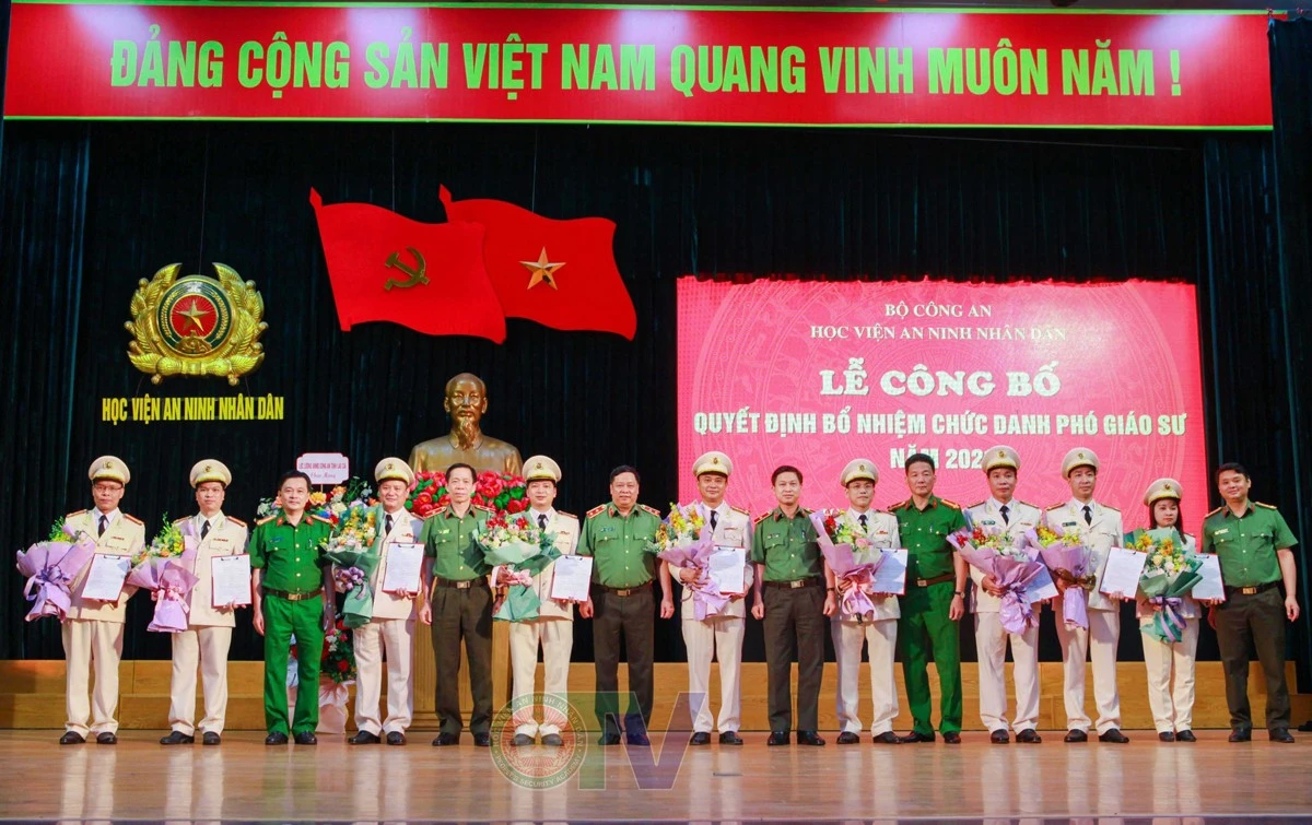 Đại diện Ban Giám đốc Học viện An ninh nhân dân và Đảng ủy, Ban Giám đốc Công an tỉnh Lào Cai tặng hoa chúc mừng Đại tá Lưu Hồng Quảng. Đại diện Ban Giám đốc Học viện An ninh nhân dân và Đảng ủy, Ban Giám đốc Công an tỉnh Lào Cai tặng hoa chúc mừng Đại tá Lưu Hồng Quảng.