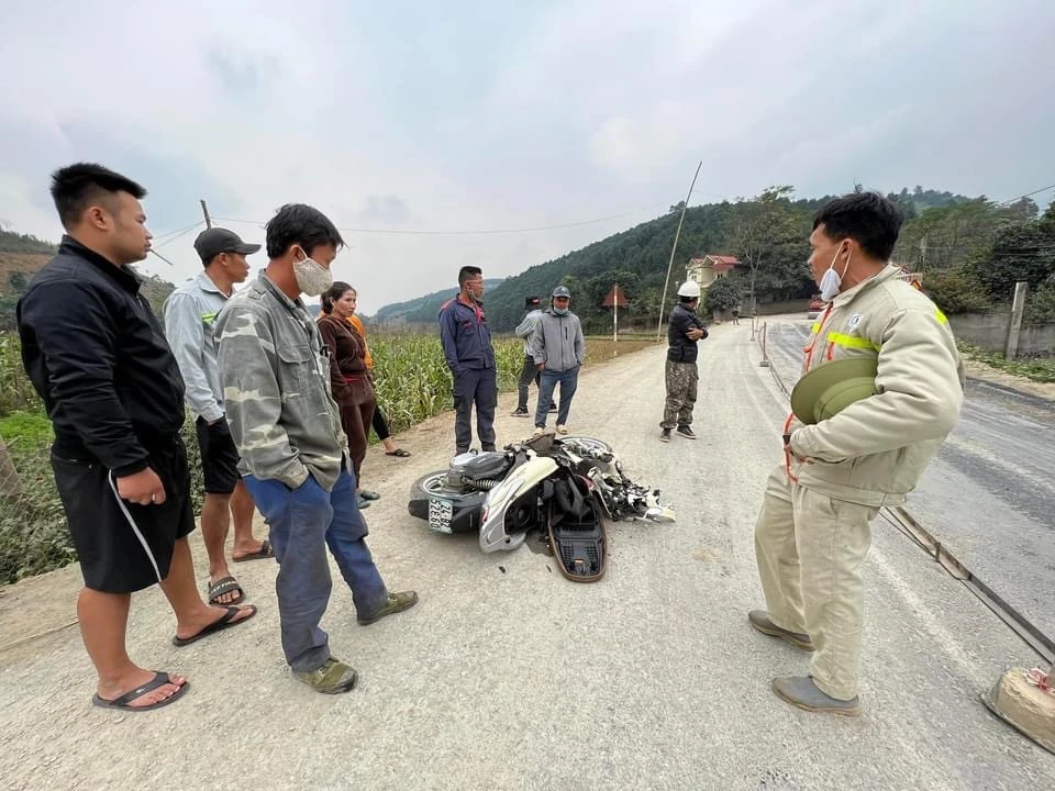 Chiếc xe máy bị hỏng nặng sau tai nạn. Chiếc xe máy bị hỏng nặng sau tai nạn.