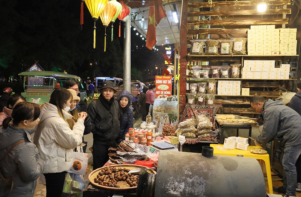 Du khách thích thú thưởng thức các món ăn đường phố và sản phẩm chế biến từ nông sản của Sa Pa. Trải nghiệm làm nụ hương thảo mộc. Mua và thưởng thức hạt dẻ rang, bánh hạt dẻ trên phố Xuân Viên.